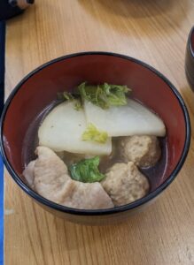 ほおばる子どもたち